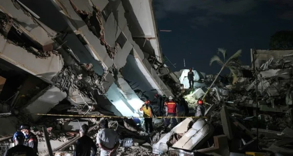 Rescatistas en La Guaira, Venezuela, tras el terremoto