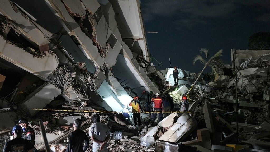 Rescatistas en La Guaira, Venezuela, tras el terremoto