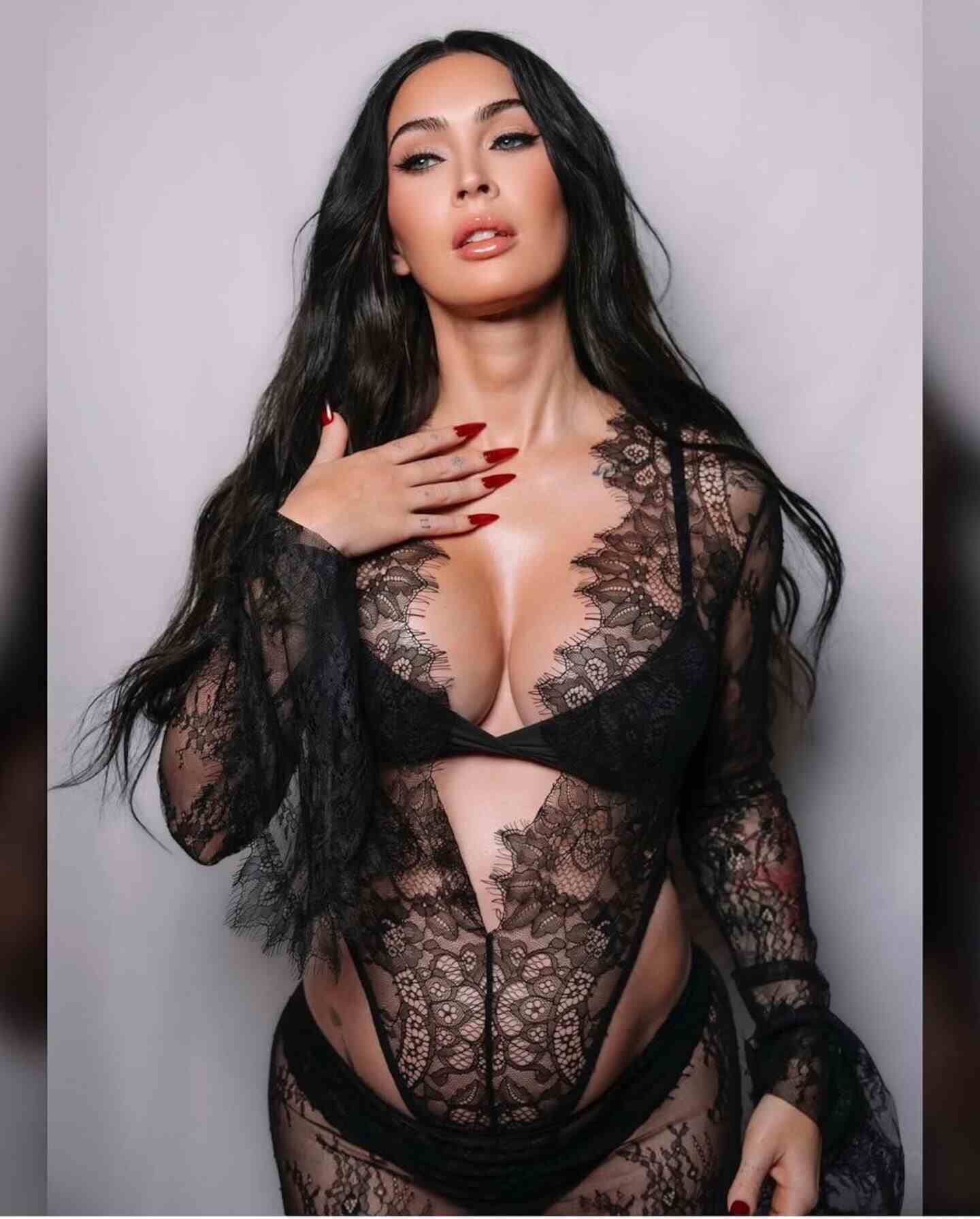 Modelo luciendo un vestido de encaje negro con detalles sensuales