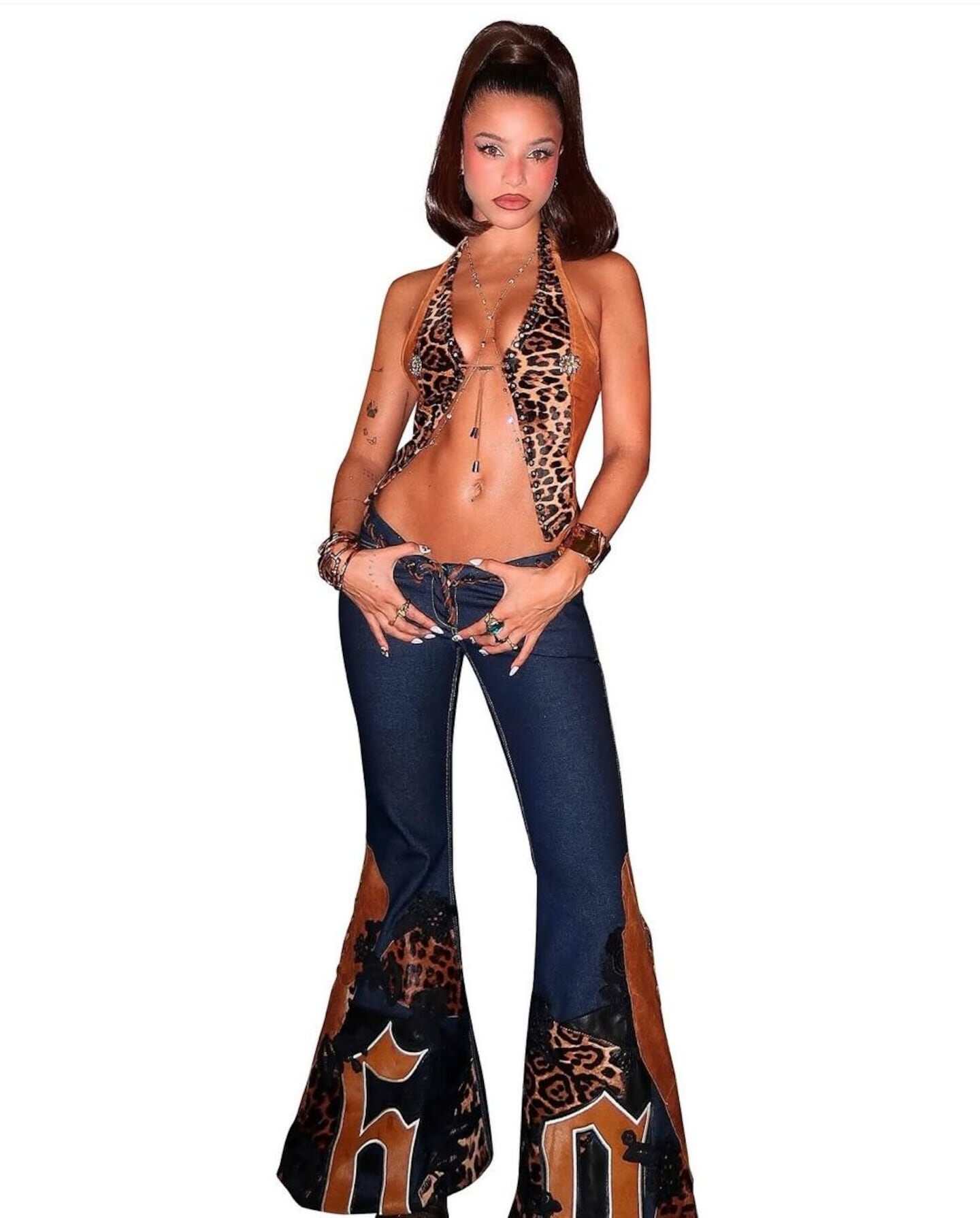 Modelo luciendo un conjunto de ropa de diseño con estampado de leopardo y pantalones acampanados