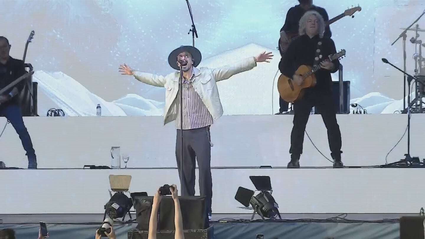 Abel Pintos actuando en el escenario durante el Día de la Bandera en Rosario