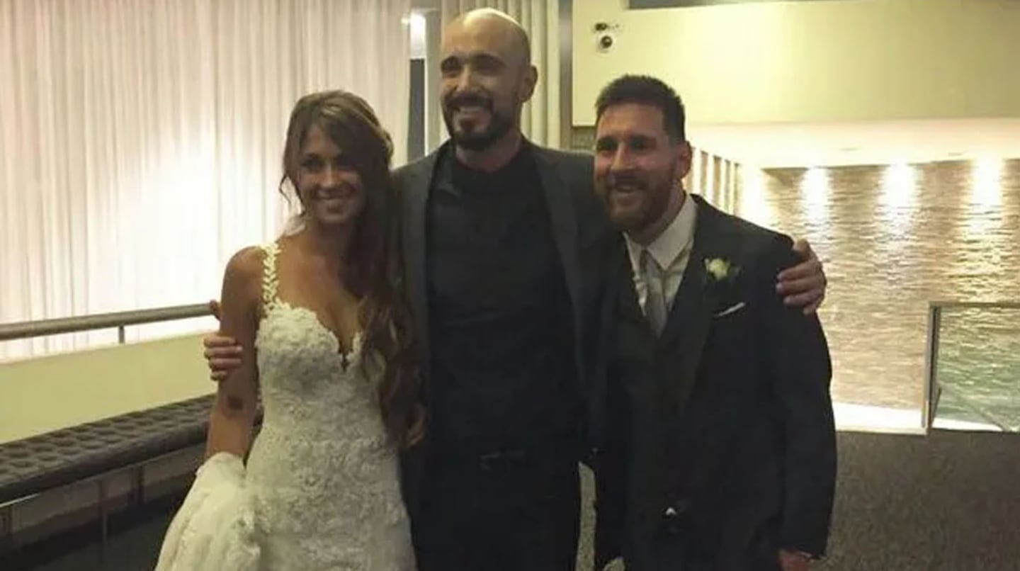 Abel Pintos posando con Lionel Messi y Antonela Roccuzzo en su boda
