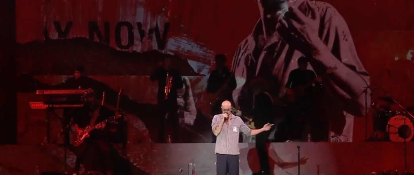Abel Pintos homenajeando al Indio Solari durante el Día de la Bandera en Rosario