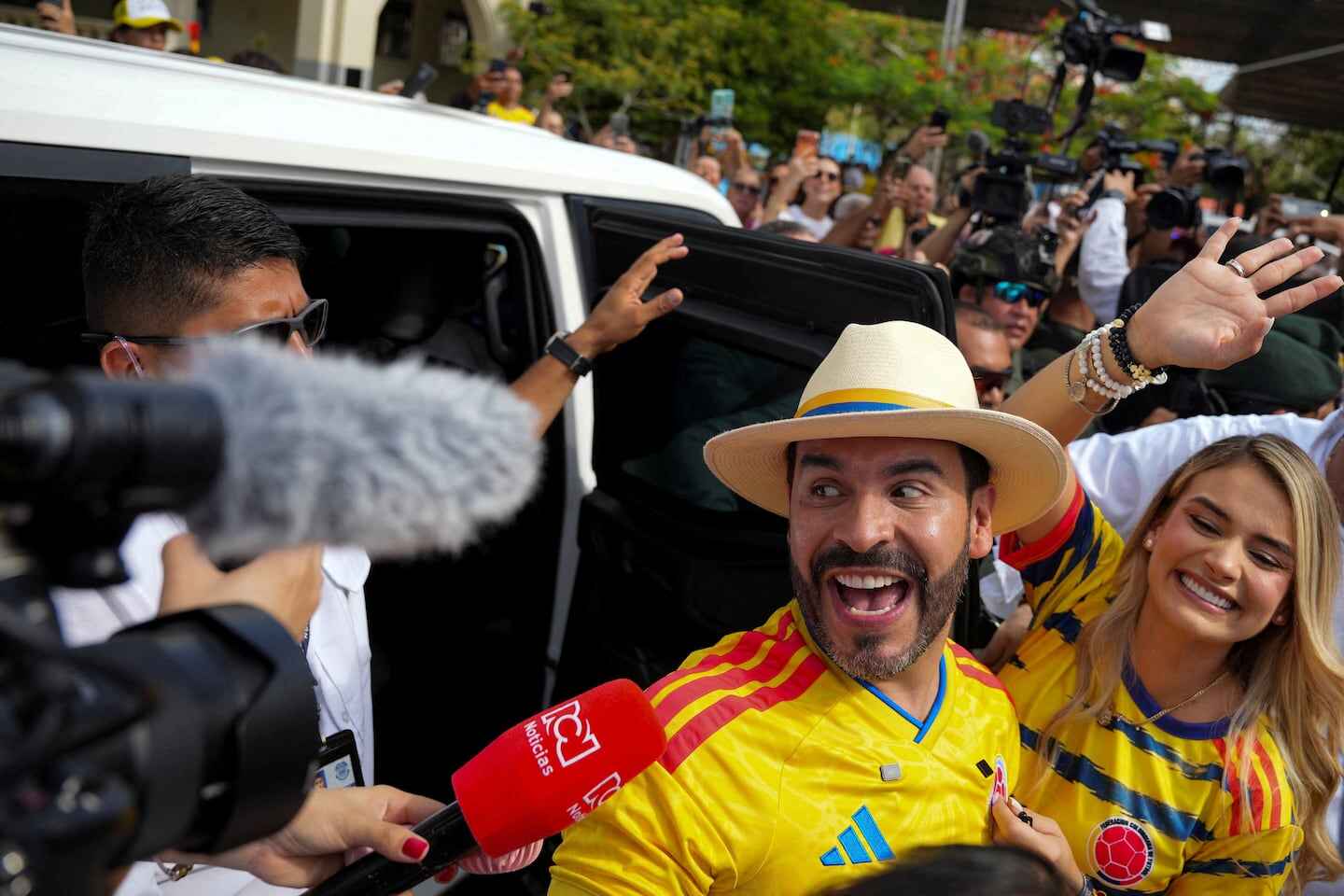 Abelardo de la Espriella sonríe mientras asume la presidencia de Colombia, rodeado de simpatizantes