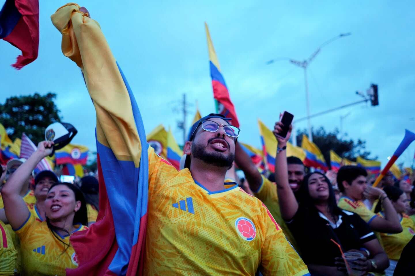 Celebración de la asunción de Abelardo de la Espriella como presidente de Colombia con banderas y camisetas amarillas