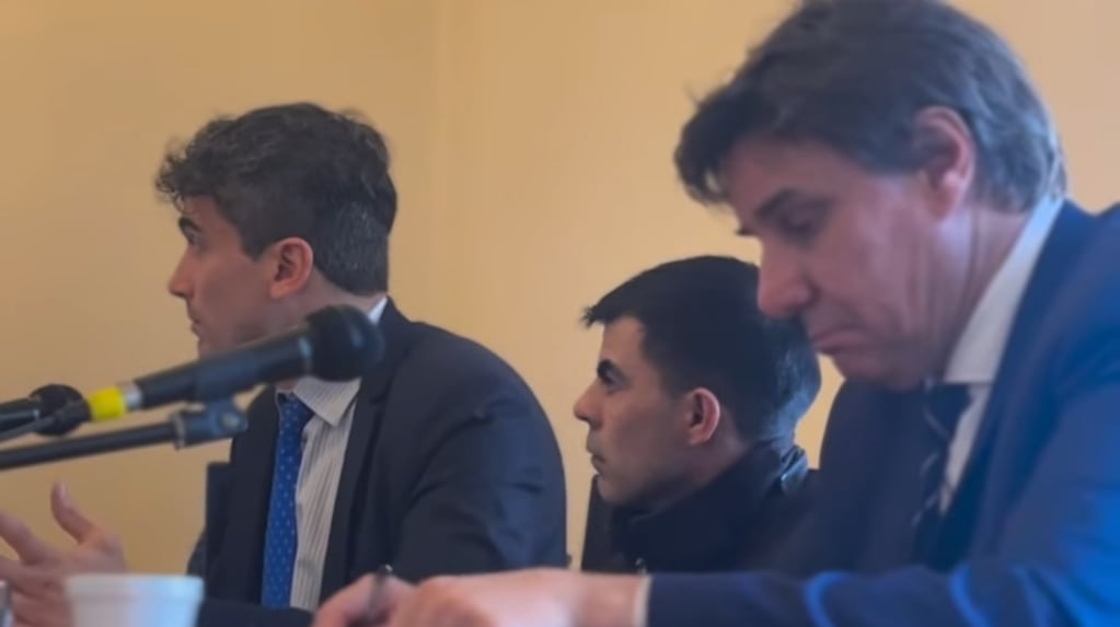Matías Rival junto a sus abogados en el juicio