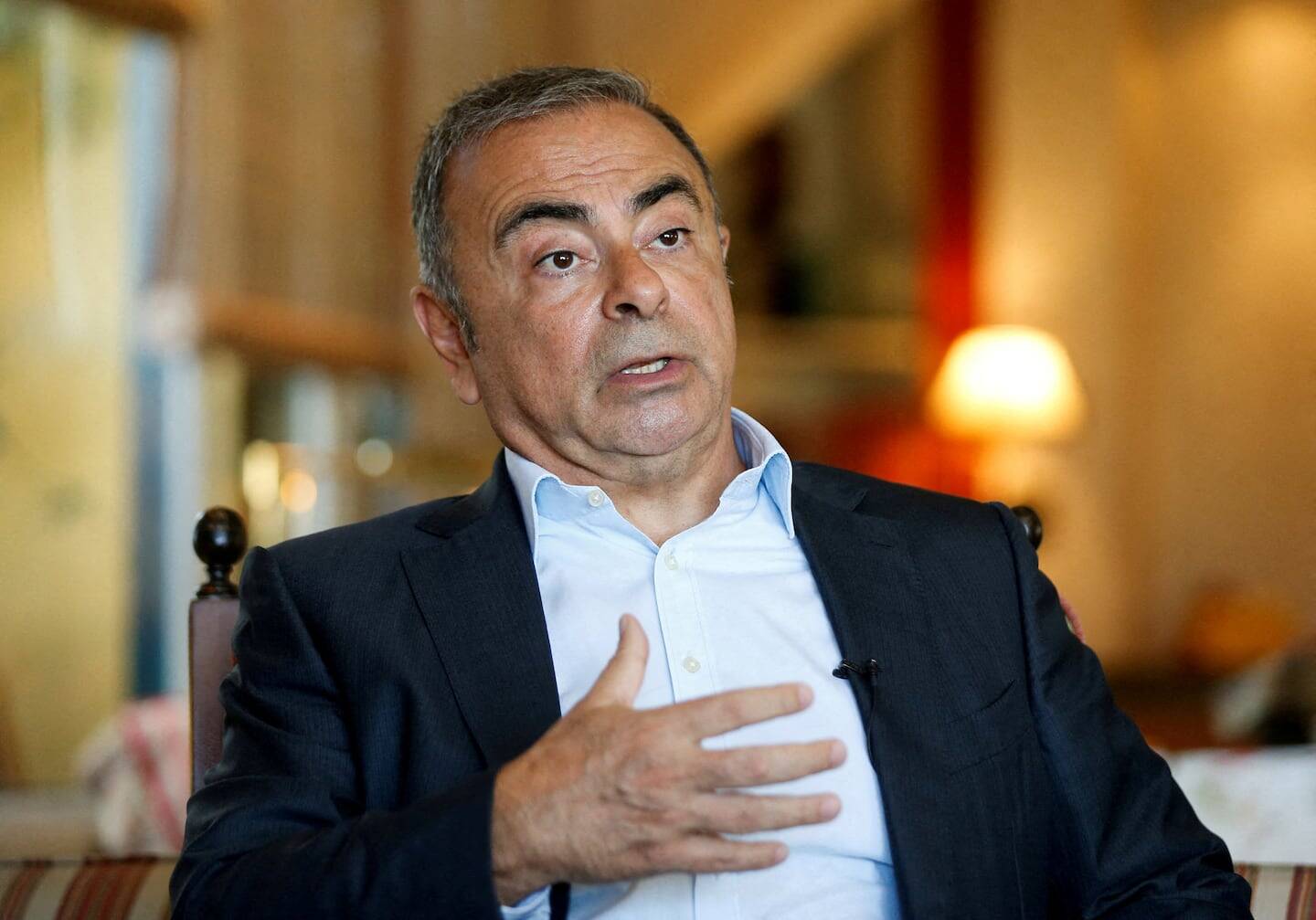 Carlos Ghosn durante una entrevista, hablando sobre la situación de Nissan