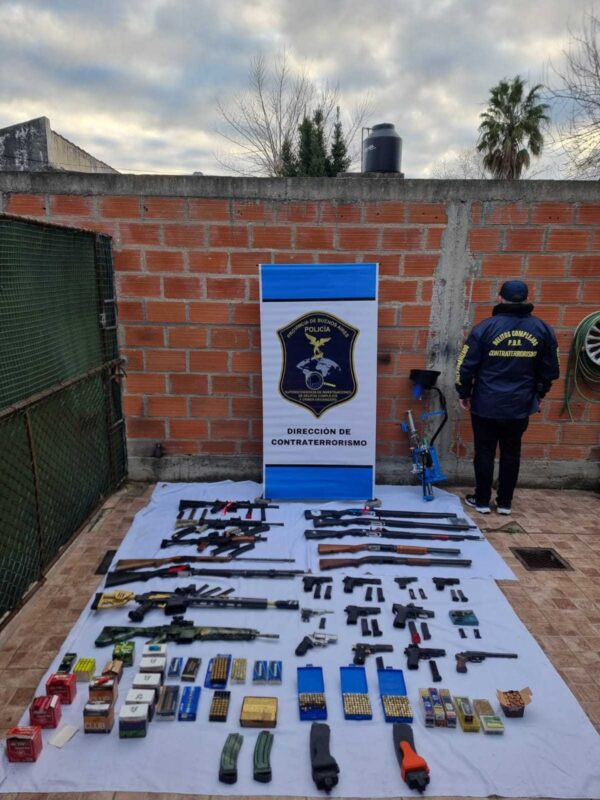 Arsenal de armas y municiones confiscadas en La Plata