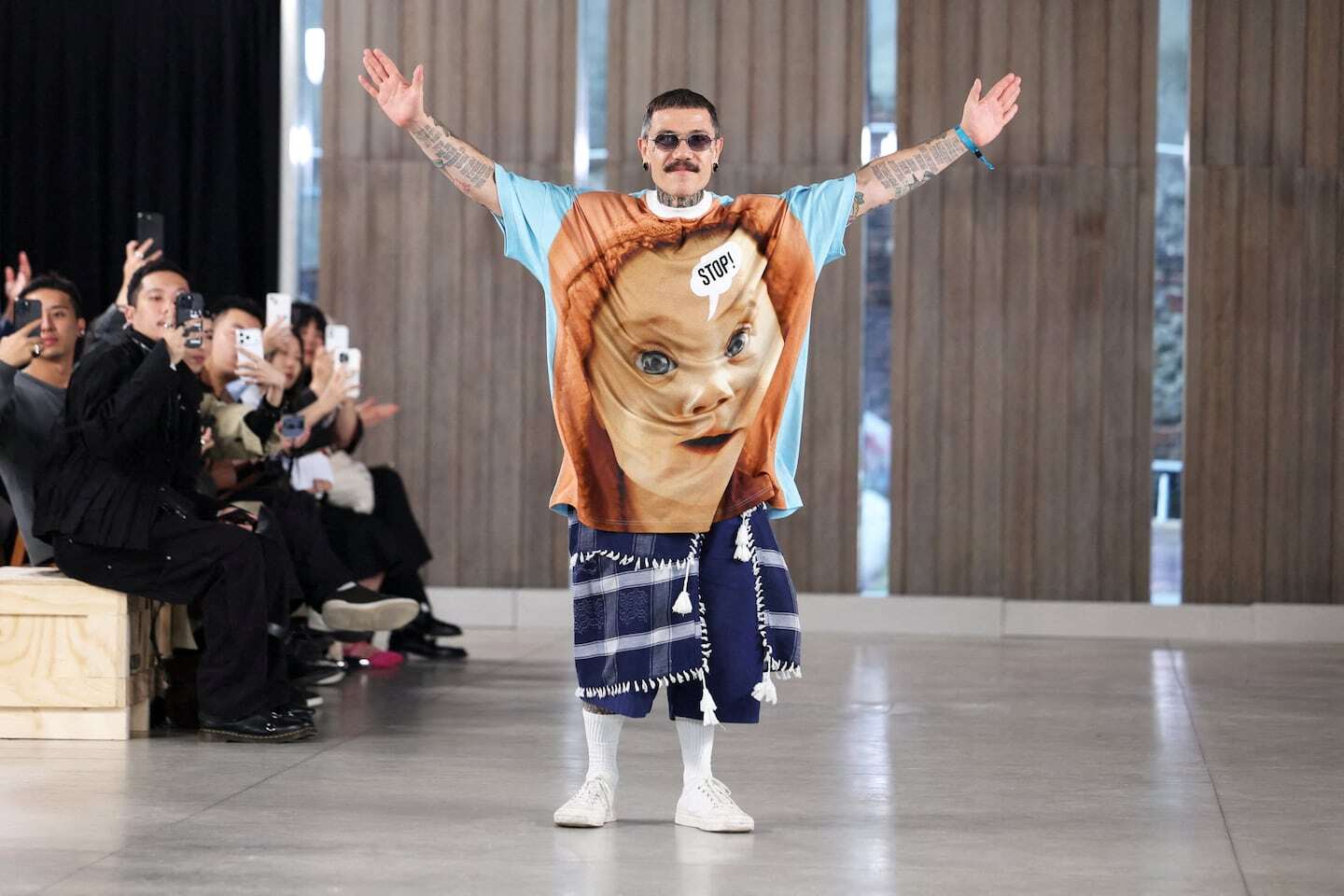 Adrián Appiolaza se despide de Moschino con una camiseta llamativa en el desfile
