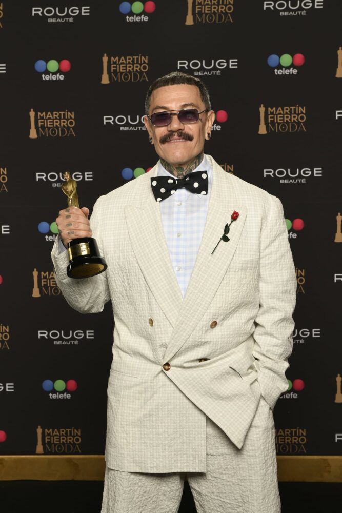 Adrián Appiolaza con un premio en la ceremonia de los Martín Fierro