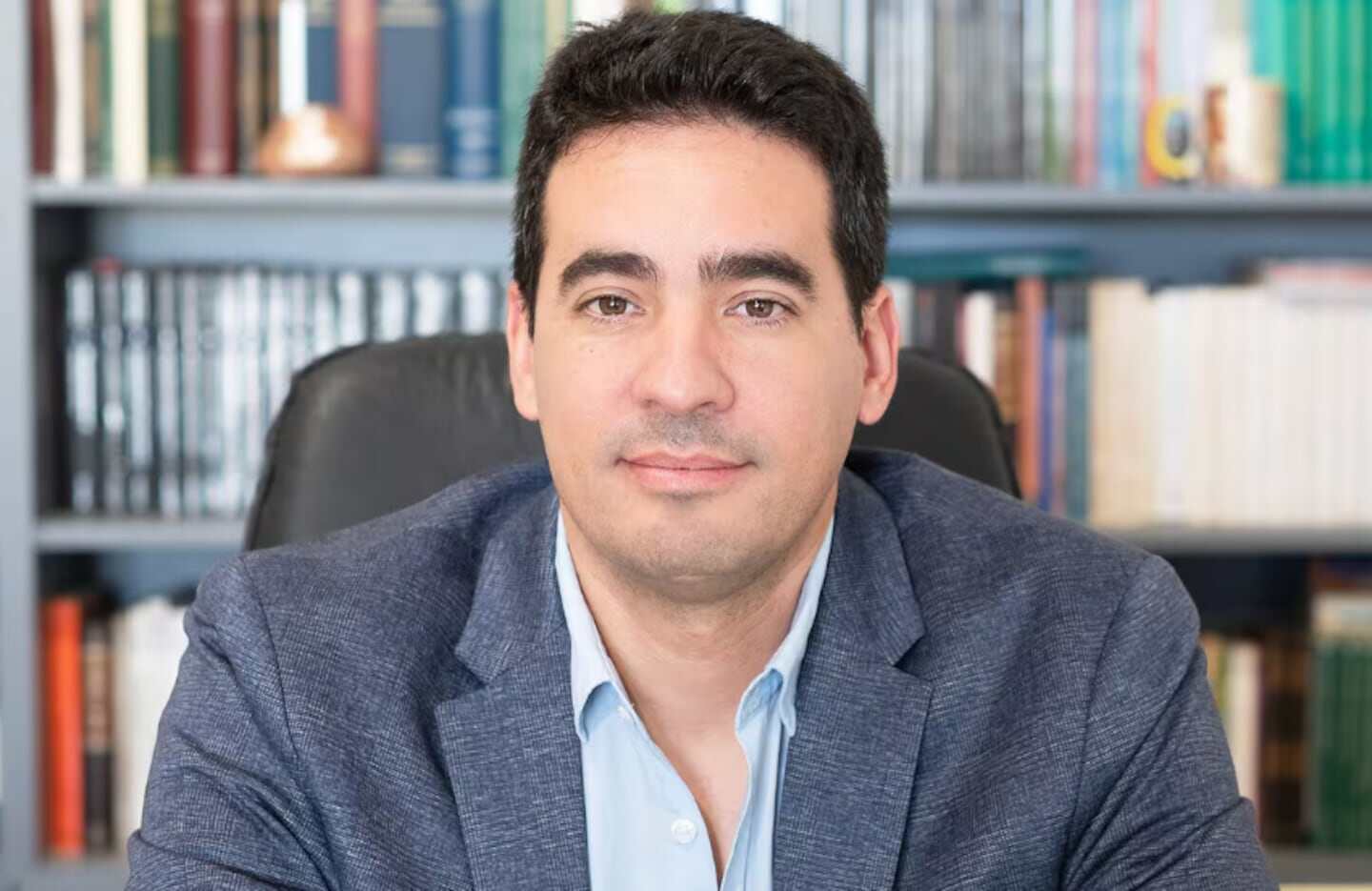 Adrián Ravier, nuevo vocero presidencial de Javier Milei, posando en su oficina