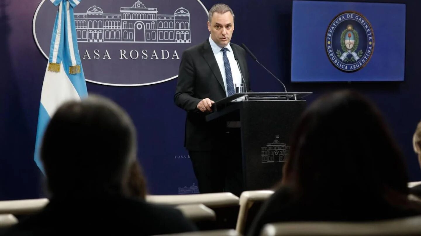 Adrián Ravier en su primera aparición como vocero presidencial en la Casa Rosada