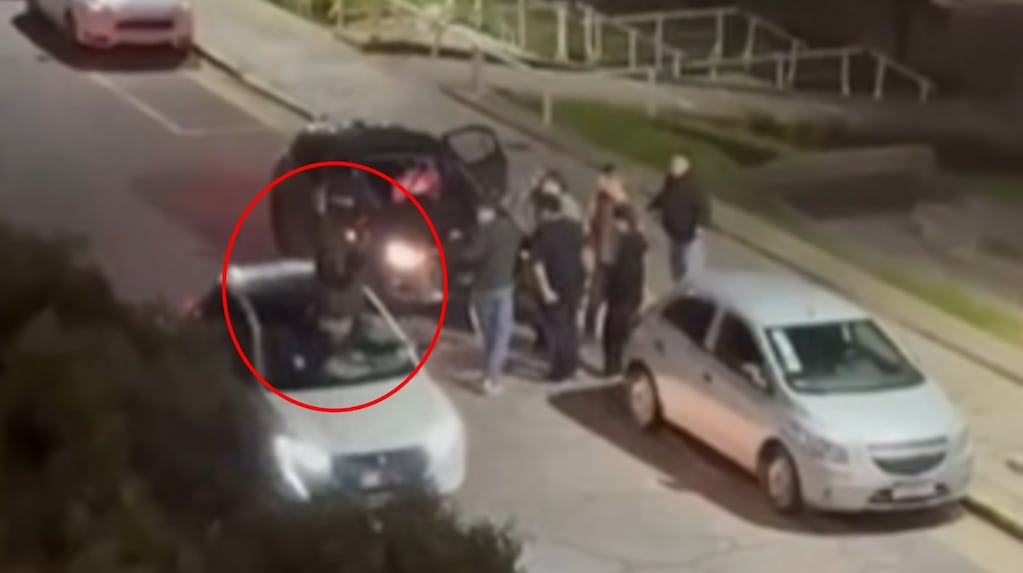 Imagen del incidente en Mar del Plata donde un rugbier empujó a un joven antes de que fuera atropellado