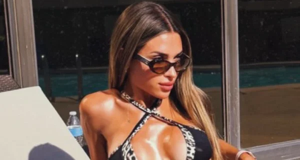 Agustina Gandolfo en microbikini en Kansas