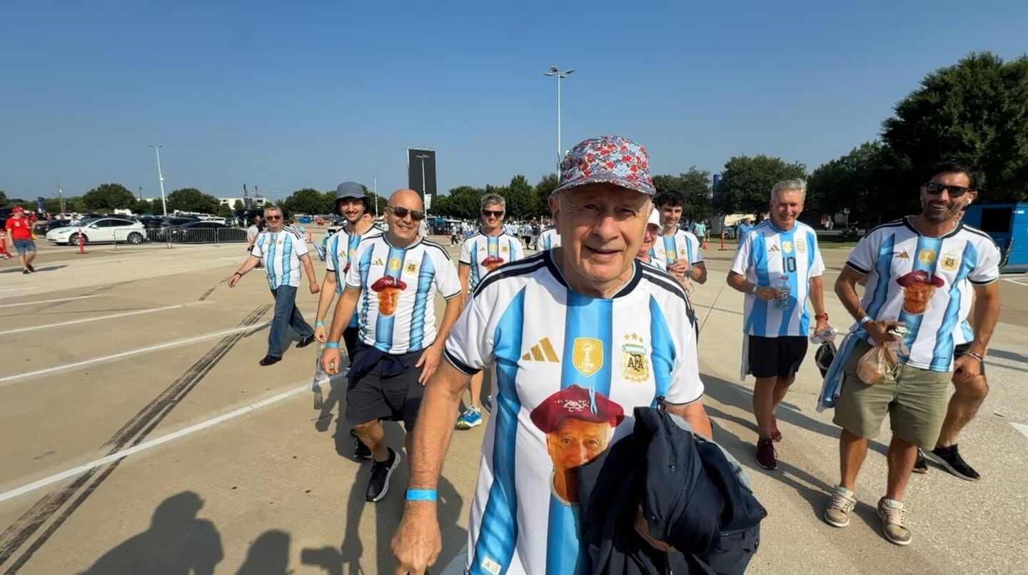 Alberto y su familia caminando juntos hacia el estadio, todos vestidos con camisetas de la selección argentina