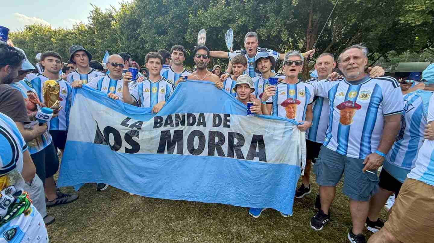 Grupo de familiares de Alberto celebrando con una bandera en el Mundial 2026