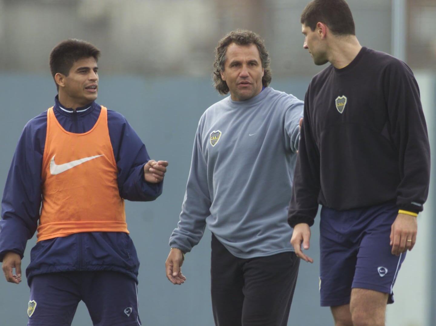 Beto Márcico entrenando con jugadores de Boca Juniors en el campo de fútbol