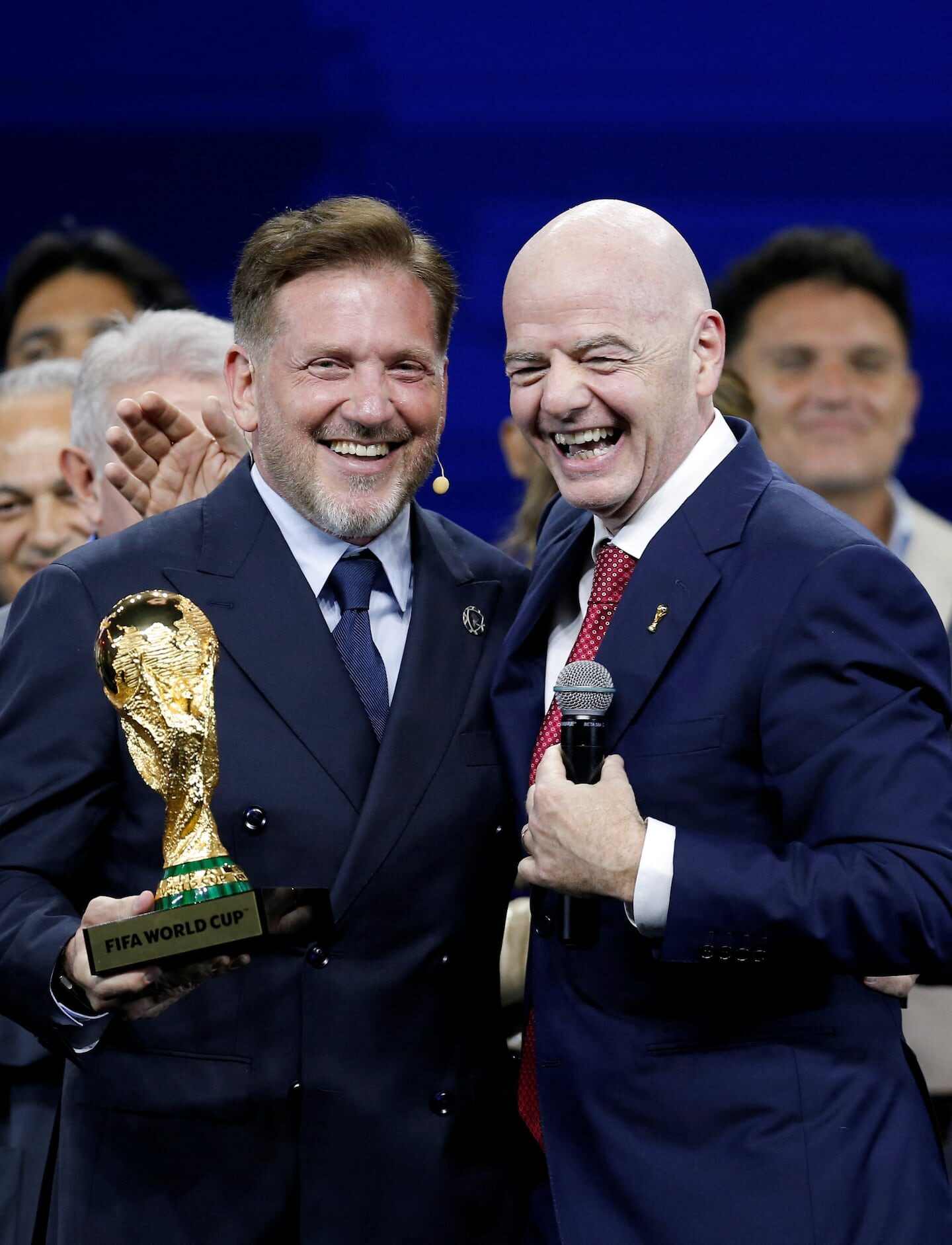 Alejandro Domínguez sostiene el trofeo de la Copa del Mundo junto a Gianni Infantino en la celebración de Paraguay tras vencer a Alemania