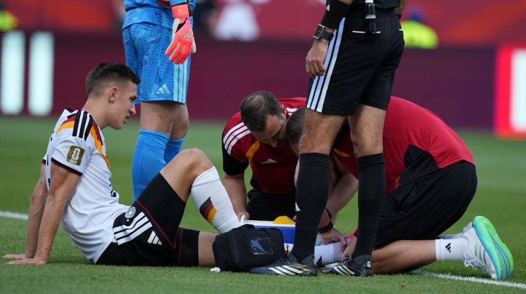 Nico Schlotterbeck durante un partido de fútbol