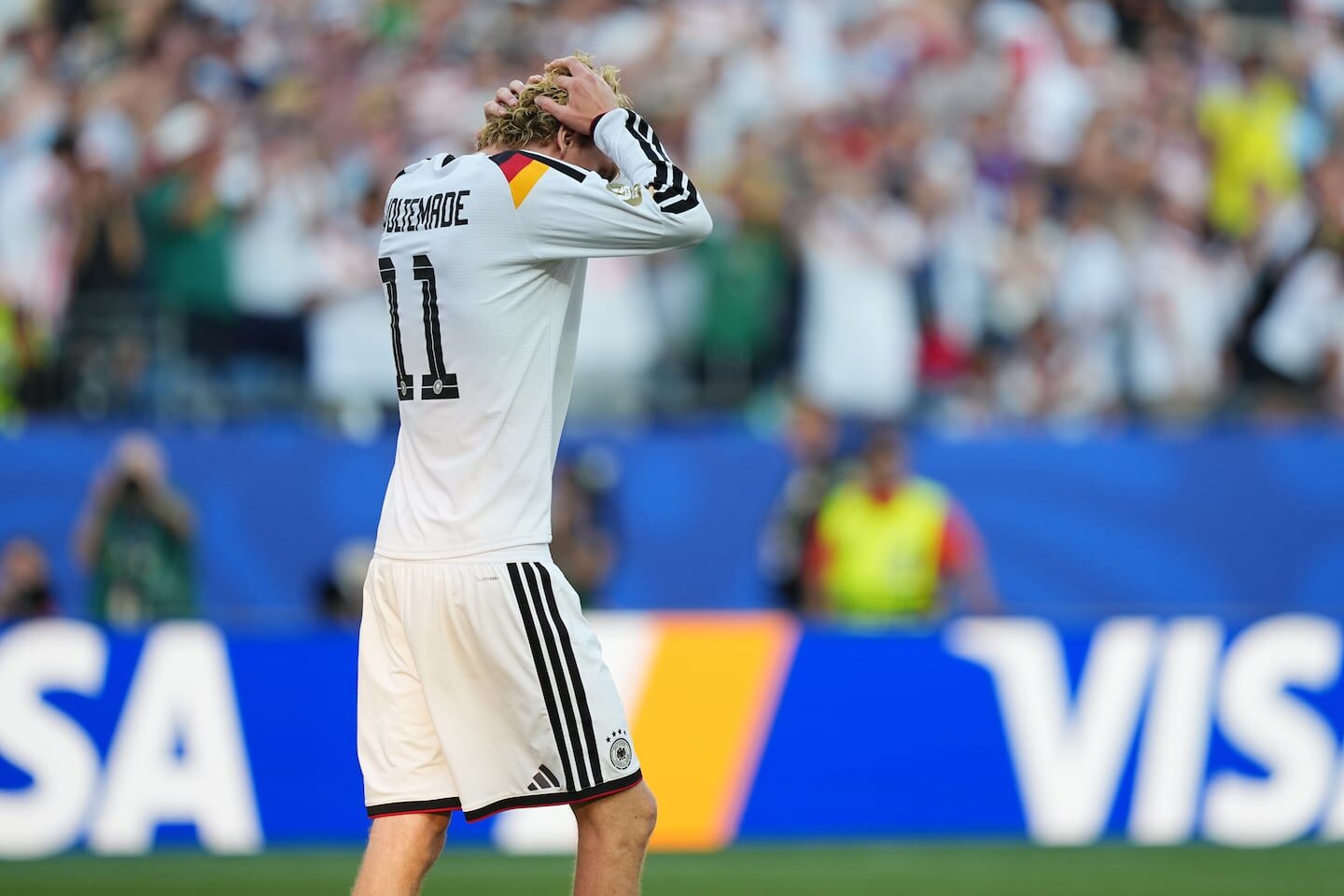 Jugador de la selección alemana con la cabeza agachada tras la derrota en el Mundial 2026