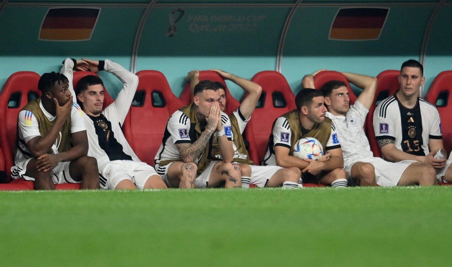 Jugadores de la selección alemana en el banquillo tras la eliminación del Mundial 2026