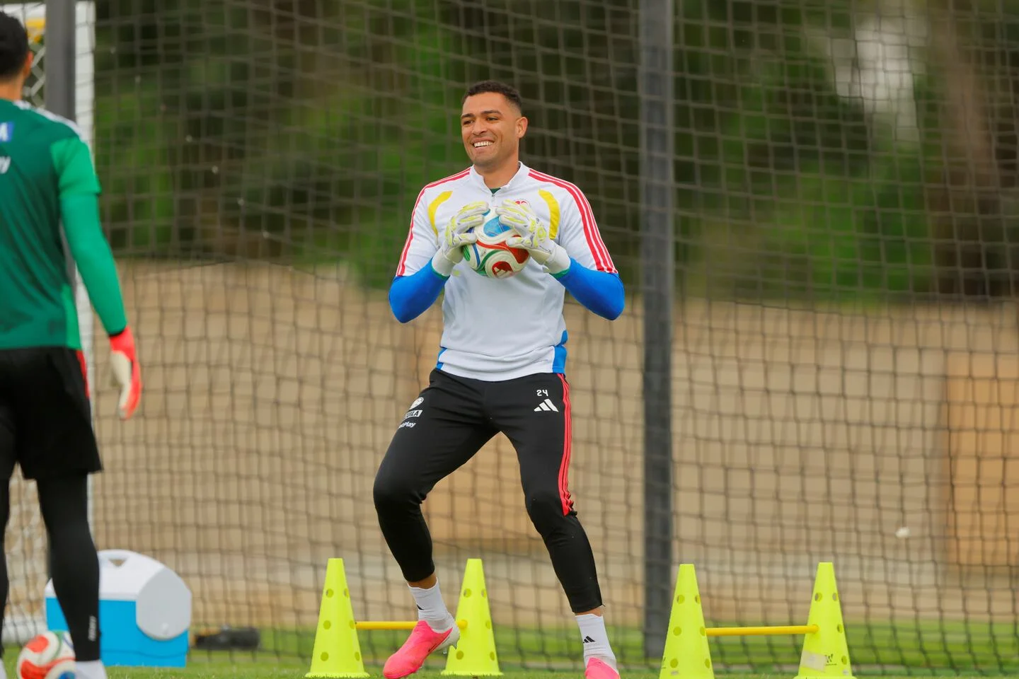 Álvaro Montero, arquero colombiano, entrenando en la cancha con equipamiento de fútbol