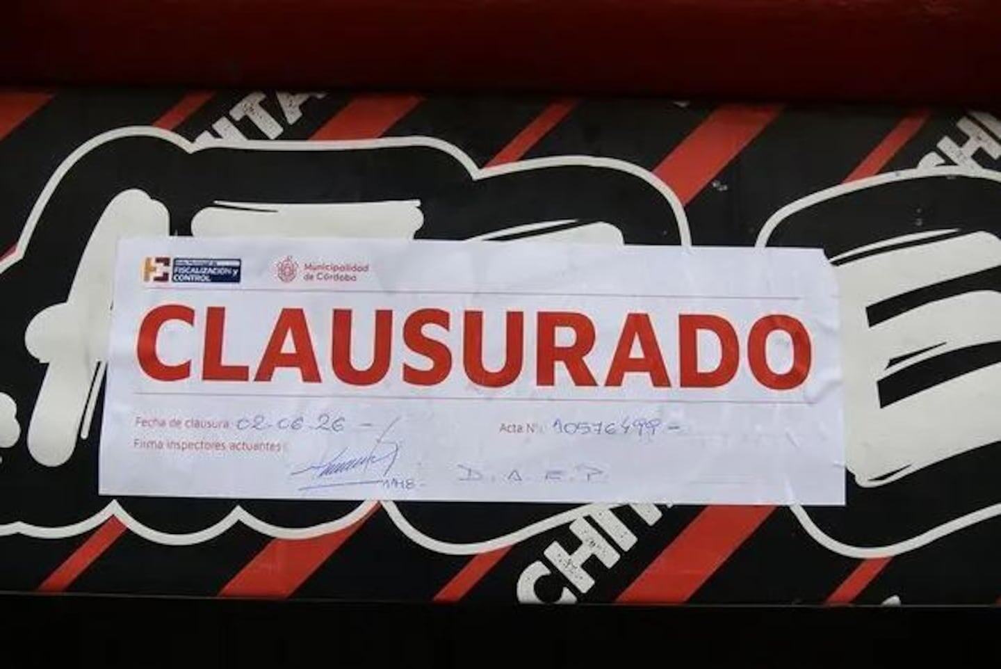 Cartel de clausura en un bar relacionado con el caso de Agostina Vega en Córdoba