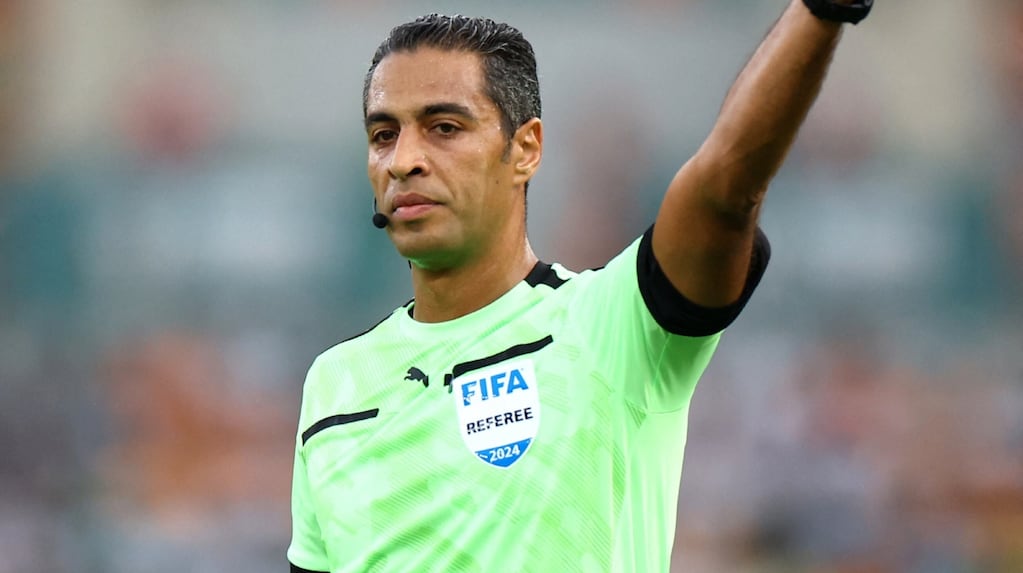 Amin Mohamed Omar dirigiendo un partido de fútbol