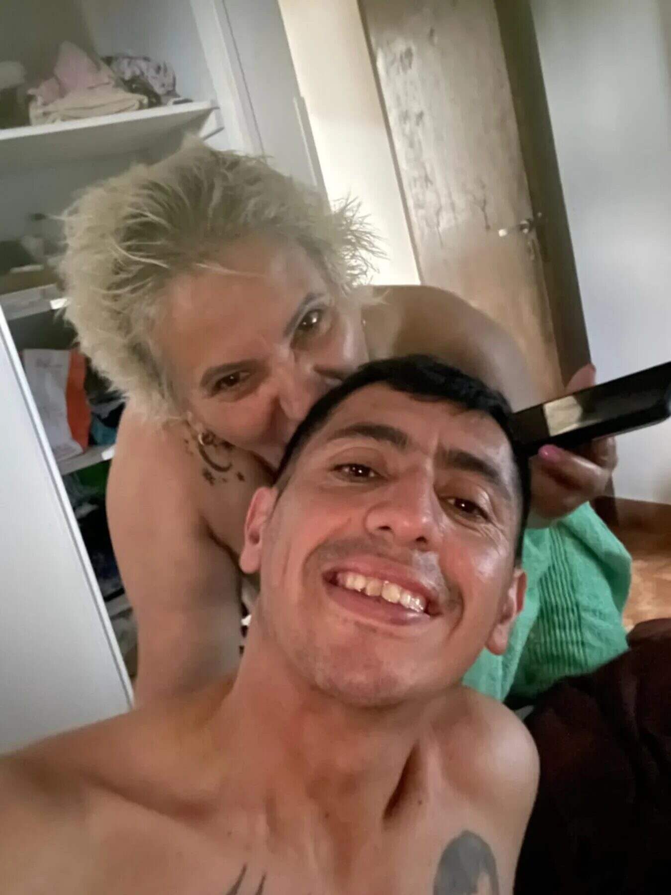 Pareja de Tucumán posando juntos en un ambiente íntimo y relajado