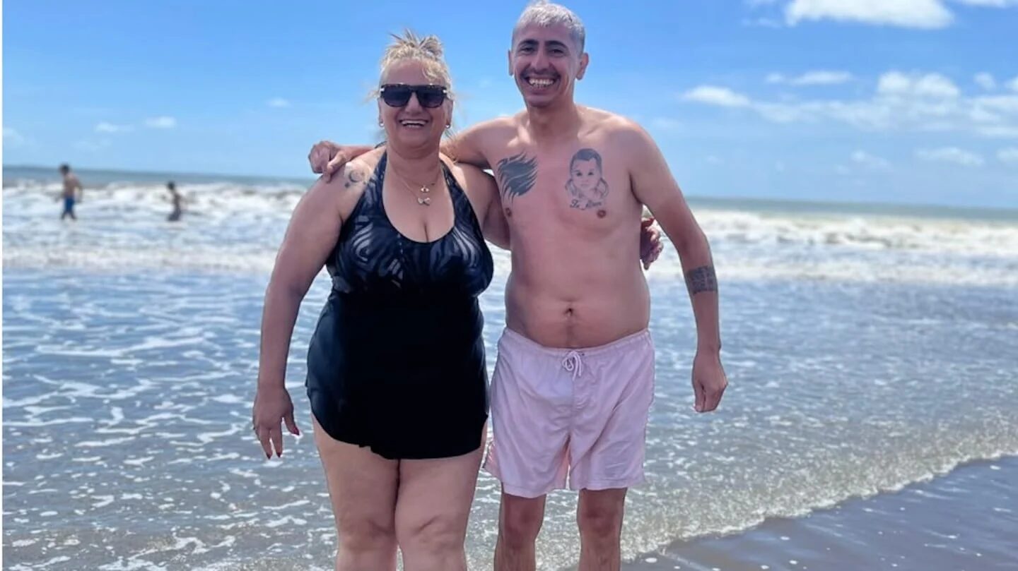 Pareja en la playa, mostrando su amor a pesar de la diferencia de edad