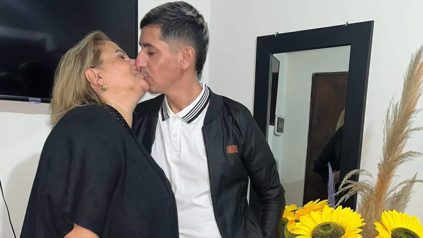 Pareja de Tucumán compartiendo un beso en un ambiente acogedor
