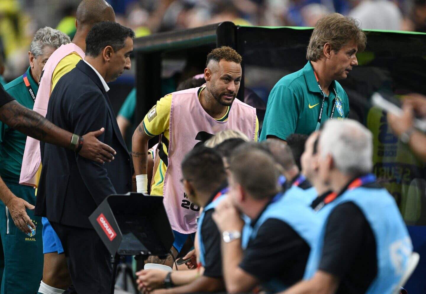 Neymar se retira del campo durante el partido de Brasil contra Japón en el Mundial 2026