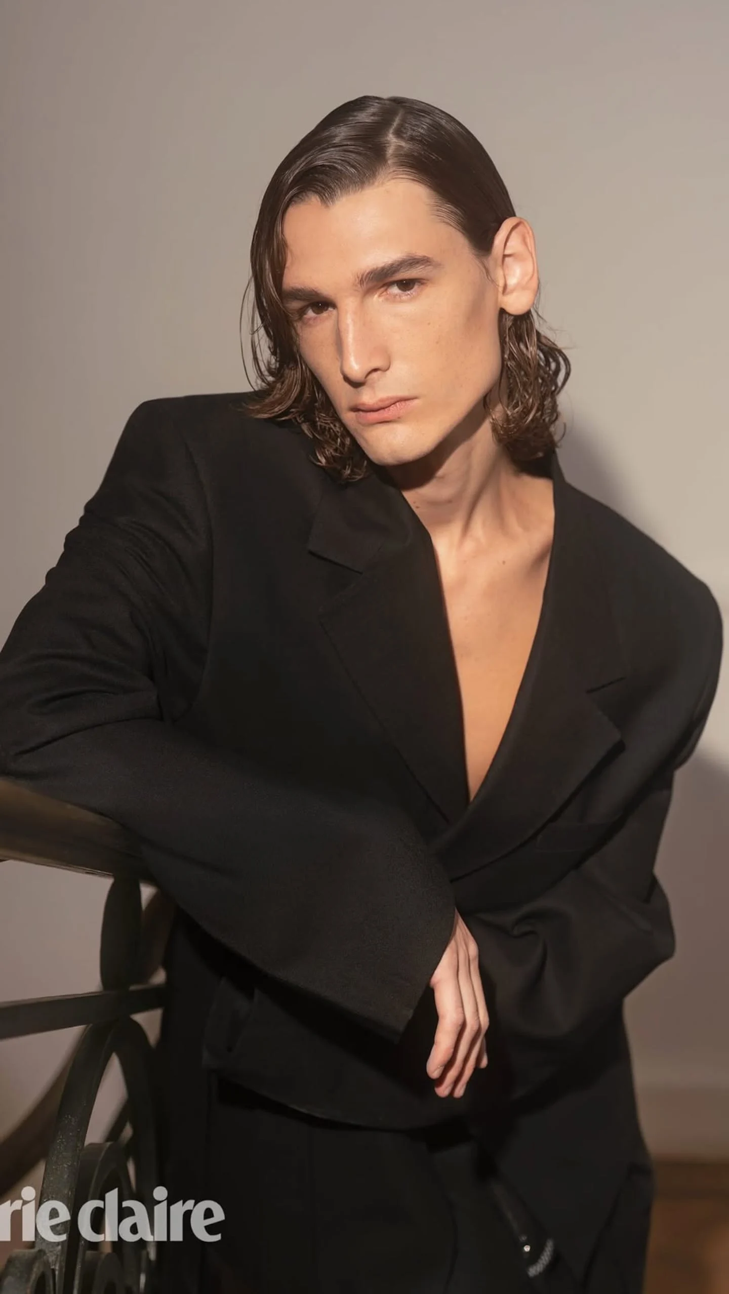 Ángelo Mutti Spinetta posando con un traje negro en una producción de moda genderless