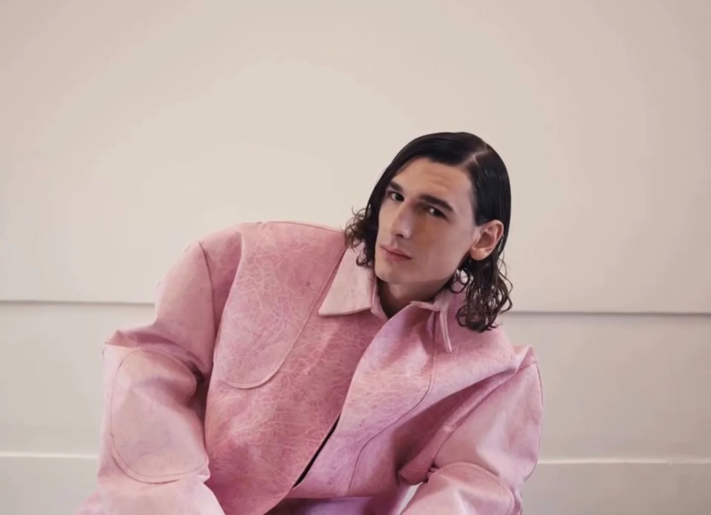 Ángelo Mutti Spinetta posando con un abrigo rosa en una producción de moda genderless