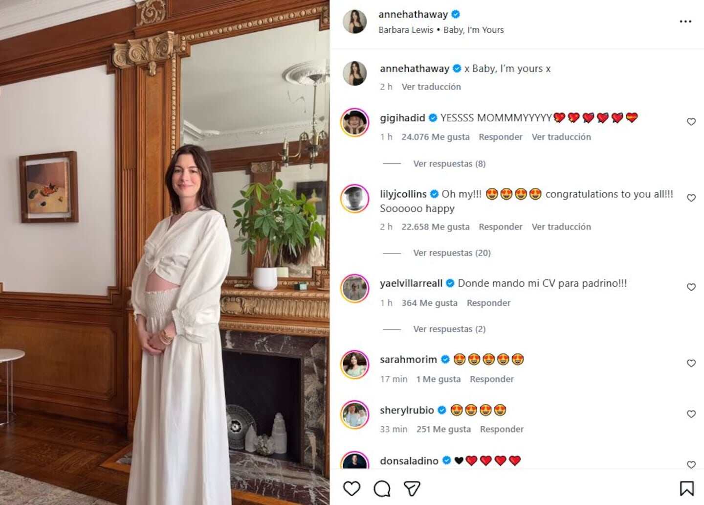 Anne Hathaway en un vestido blanco, mostrando su pancita de embarazo en un ambiente acogedor