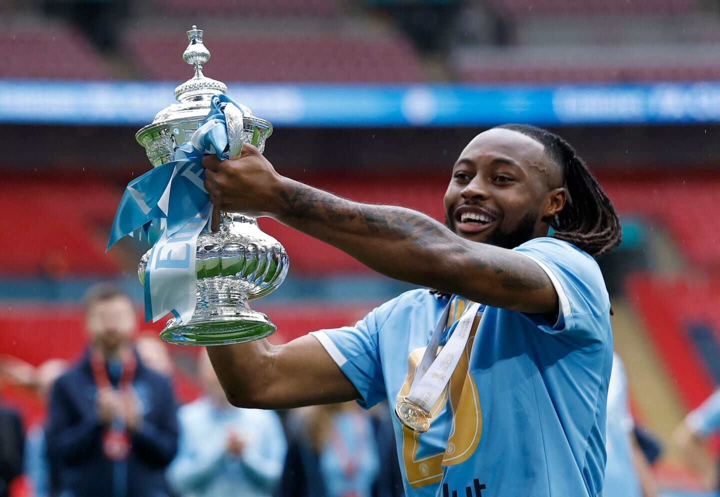Antoine Semenyo levantando el trofeo de la FA Cup en Wembley