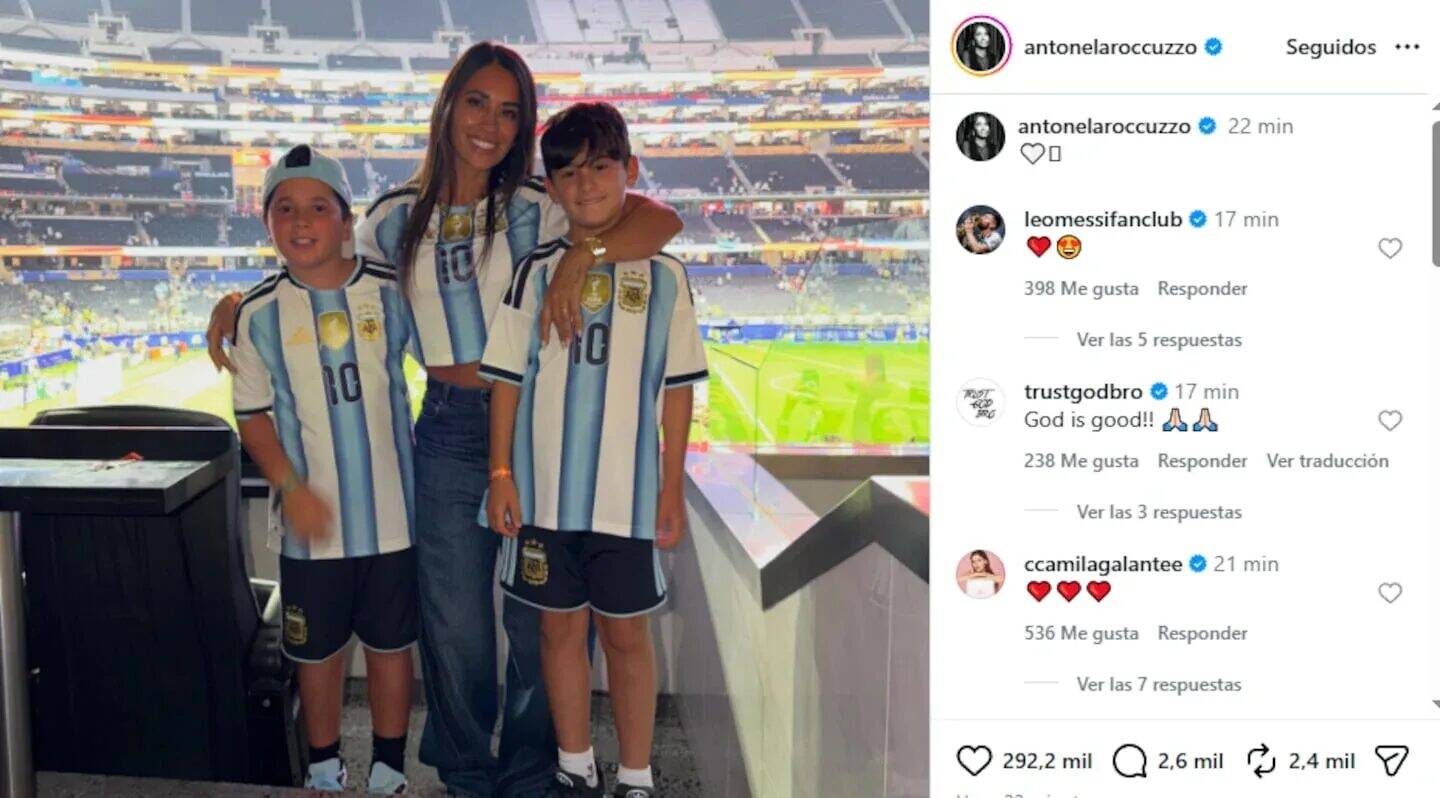 Antonela Roccuzzo posando con sus hijos en el estadio, celebrando la victoria de Argentina