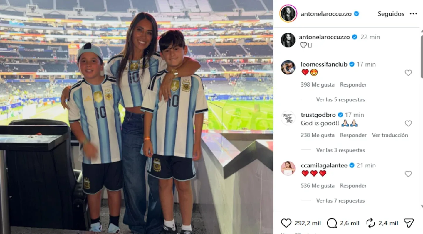 Antonela Roccuzzo posando con sus hijos en el estadio, celebrando la victoria de Argentina