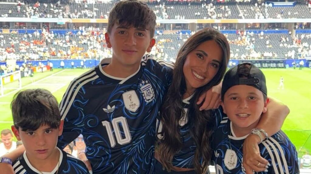 Antonela Roccuzzo celebrando con sus hijos tras el triunfo de Messi