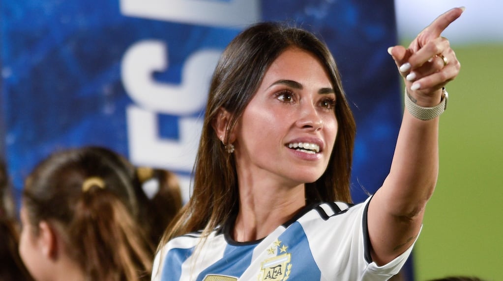 Antonela Roccuzzo en el estadio apoyando a Lionel Messi