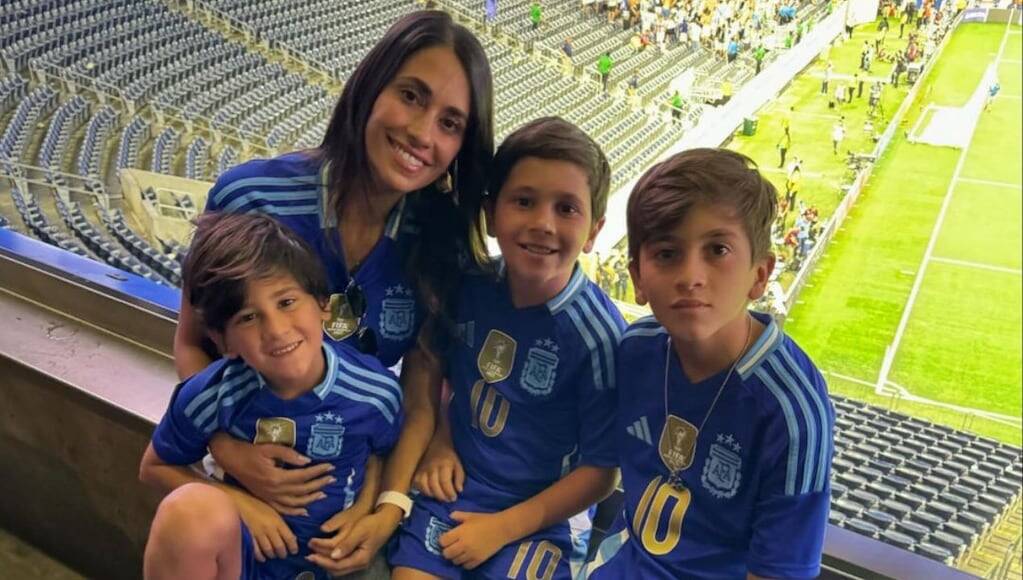 Antonela Roccuzzo y sus hijos con camisetas de la Selección argentina