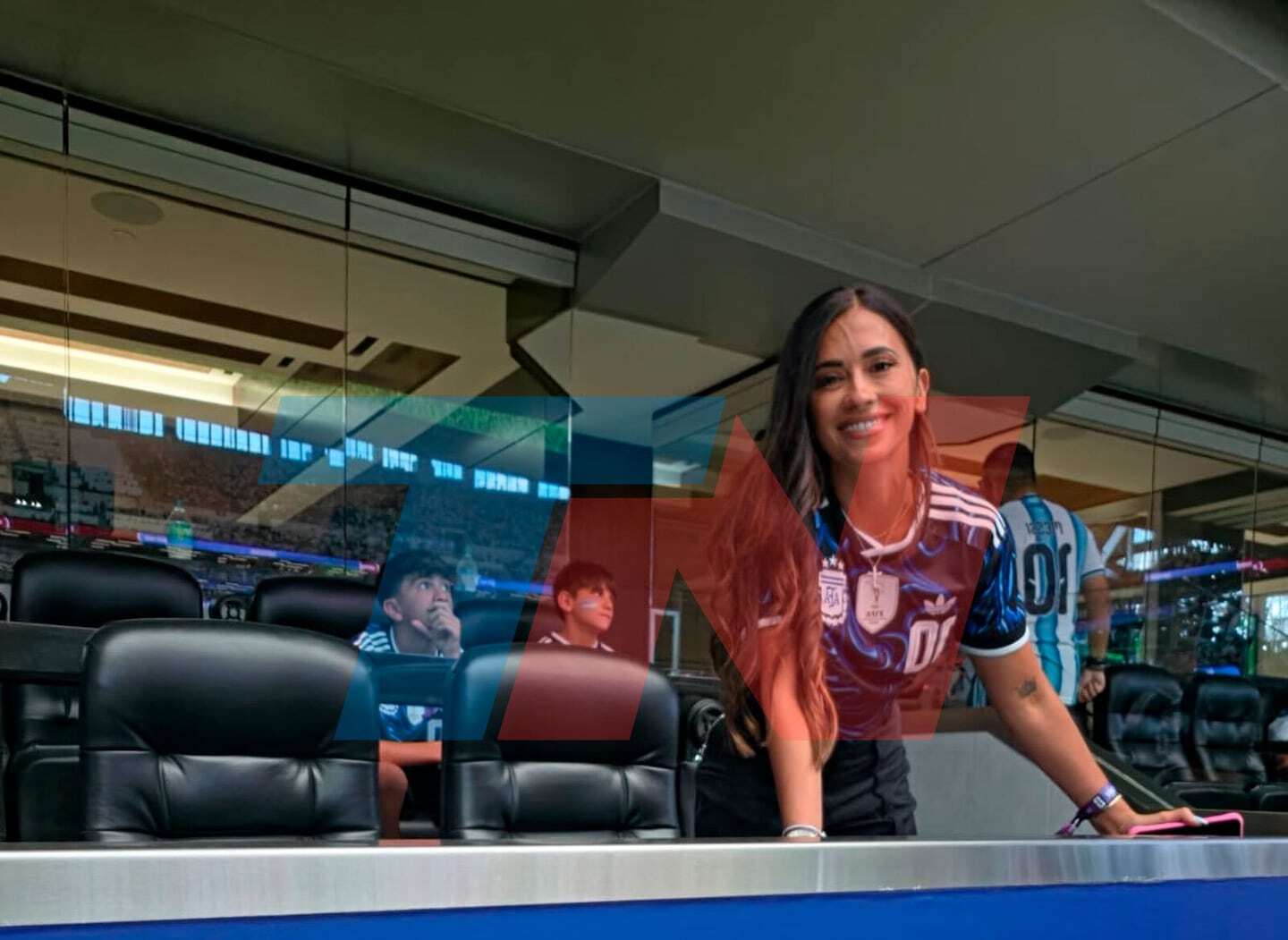 Antonela Roccuzzo sonríe en el estadio de Dallas con sus hijos, todos vistiendo camisetas de la Selección argentina