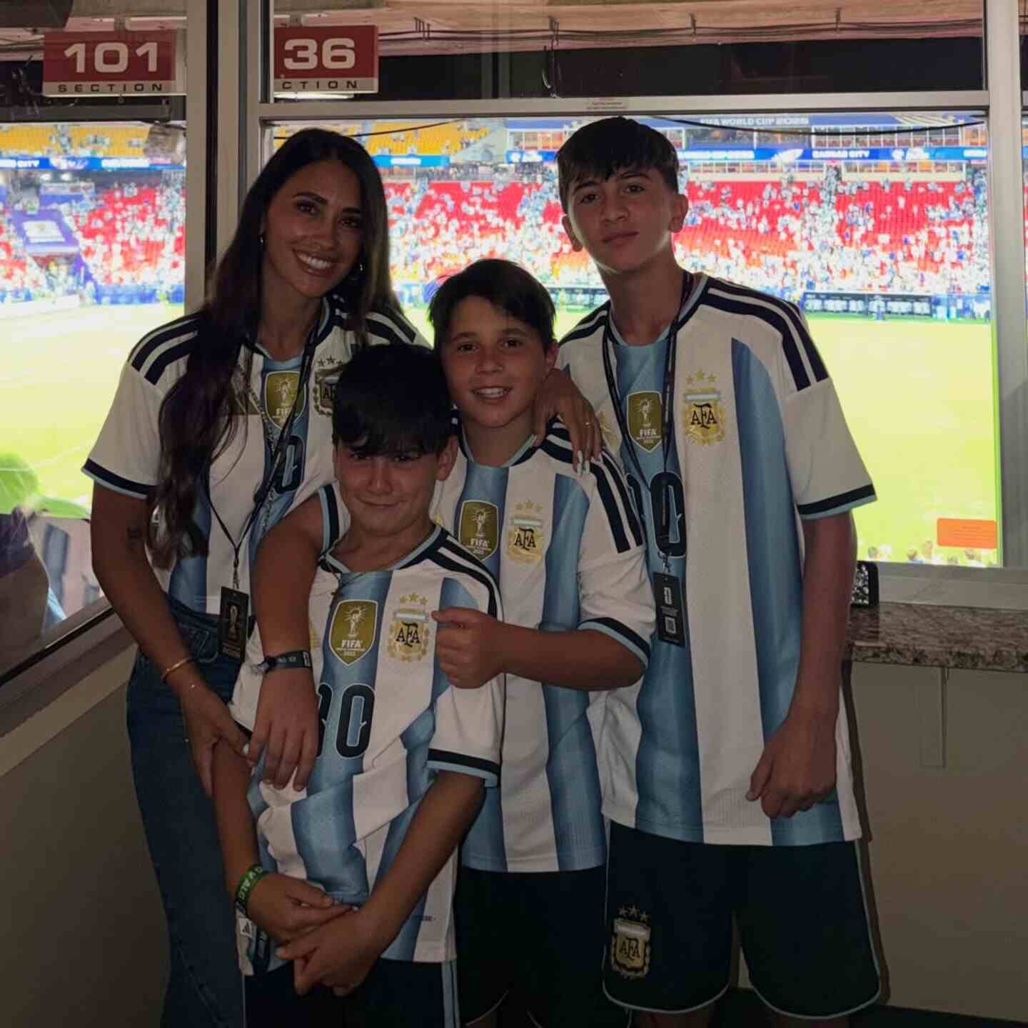 Antonela Roccuzzo con sus hijos en el estadio de Dallas, todos vistiendo camisetas de la Selección argentina
