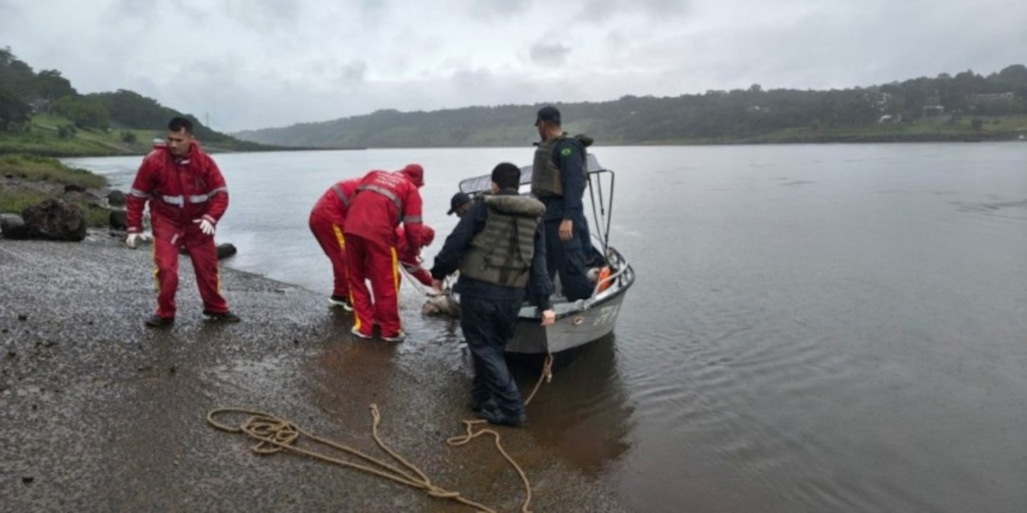 Rescatistas recuperan un cuerpo del río Paraná en la Triple Frontera