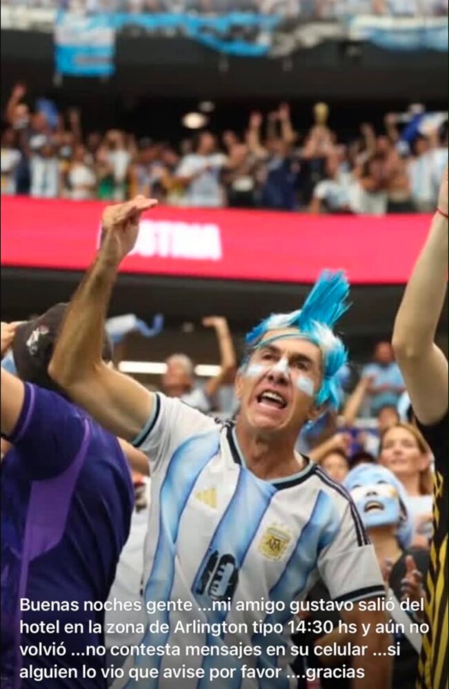 Hincha argentino con cabello azul celebra en un estadio durante el Mundial 2026