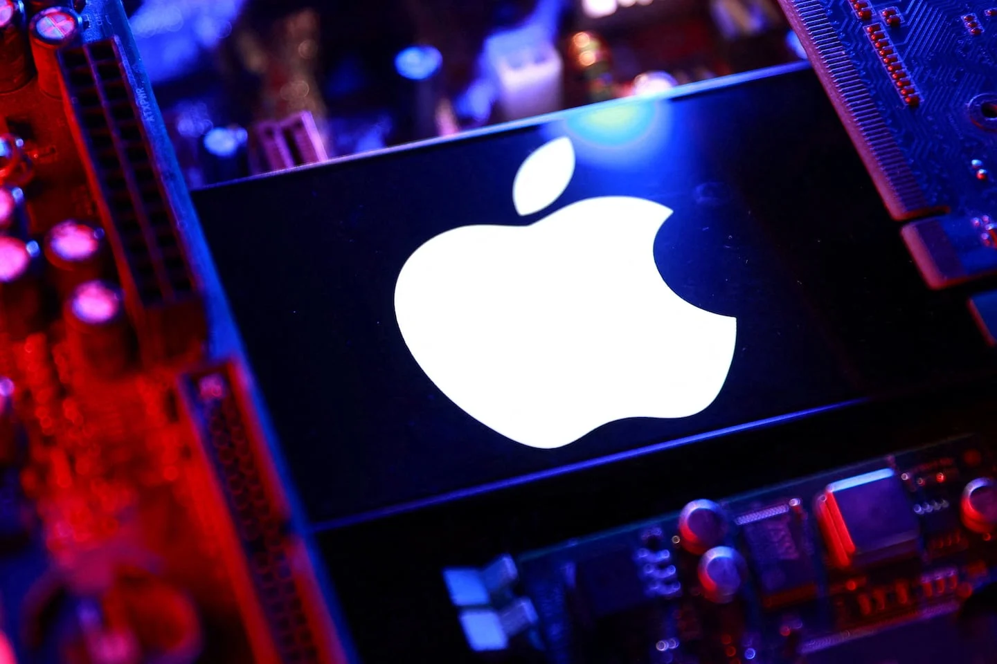 Logotipo de Apple iluminado en un entorno tecnológico