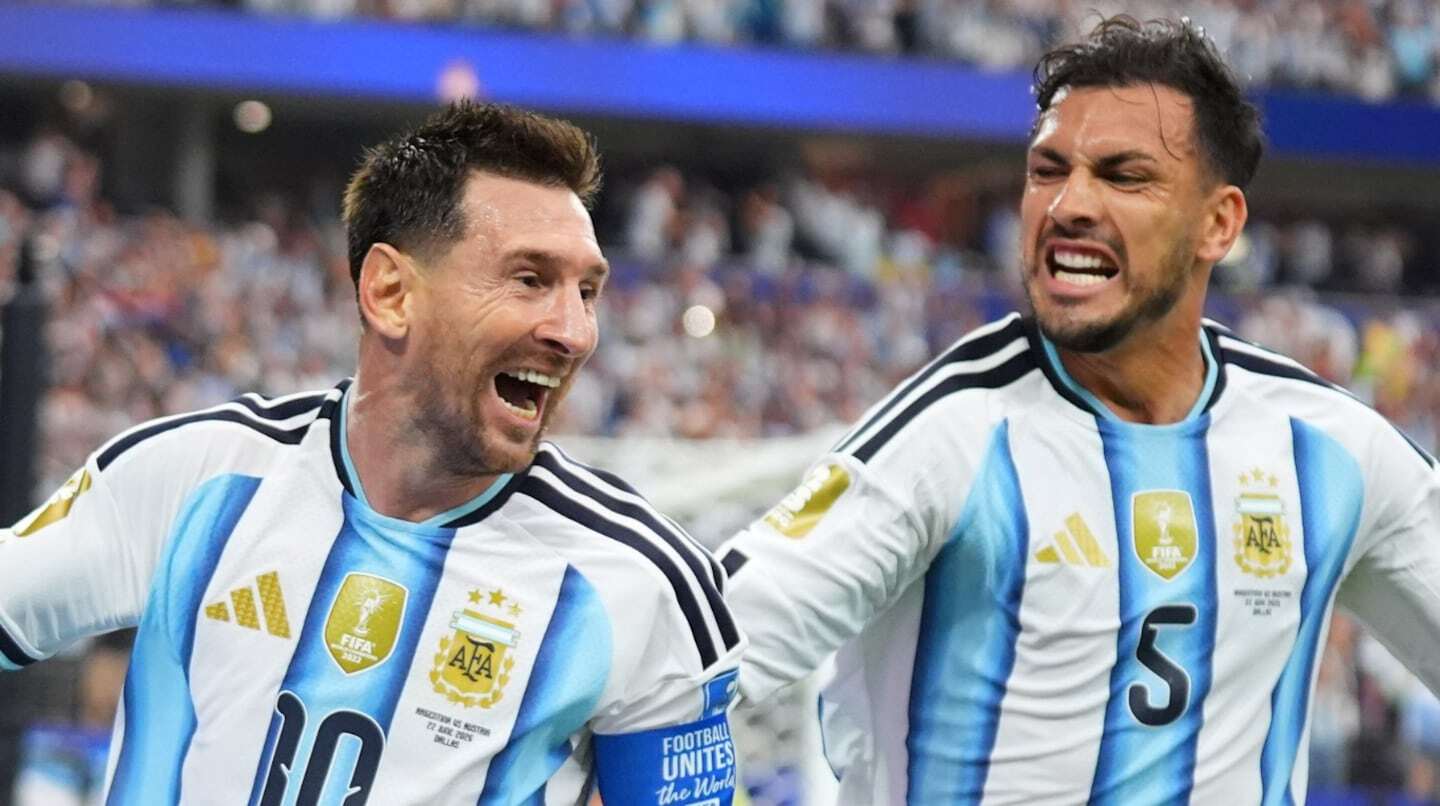 Lionel Messi y un compañero celebrando un gol en el Mundial 2026