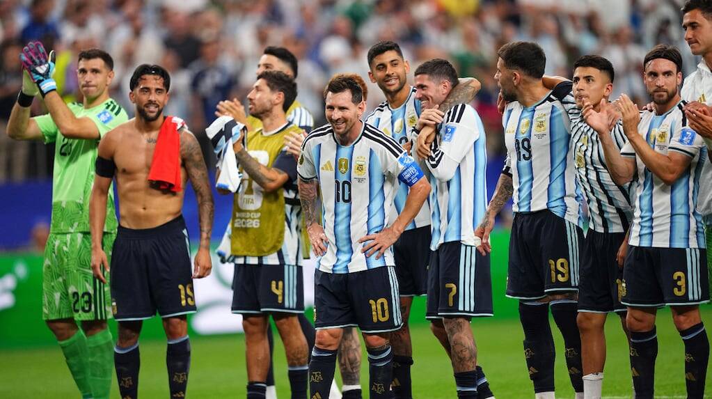 La Selección Argentina celebra tras clasificarse a los 16avos del Mundial 2026