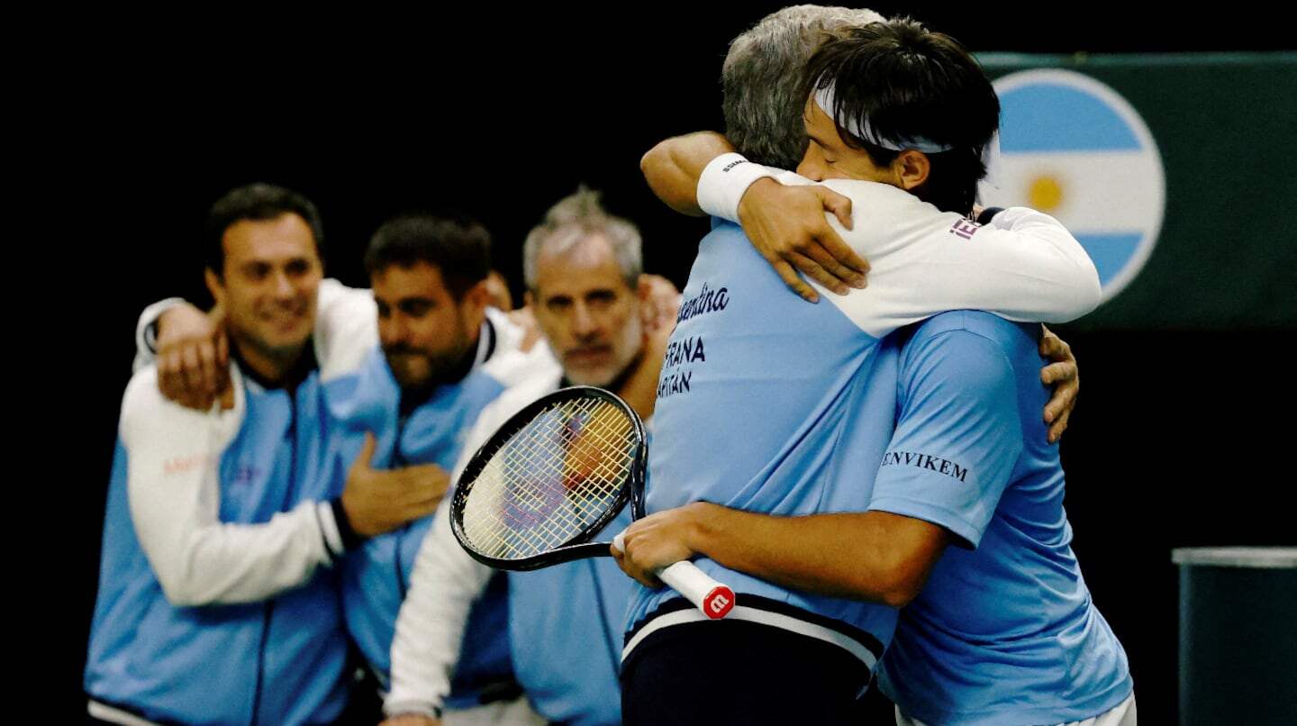 Jugadores del equipo argentino de tenis se abrazan en el estadio Ruca Che en Neuquén