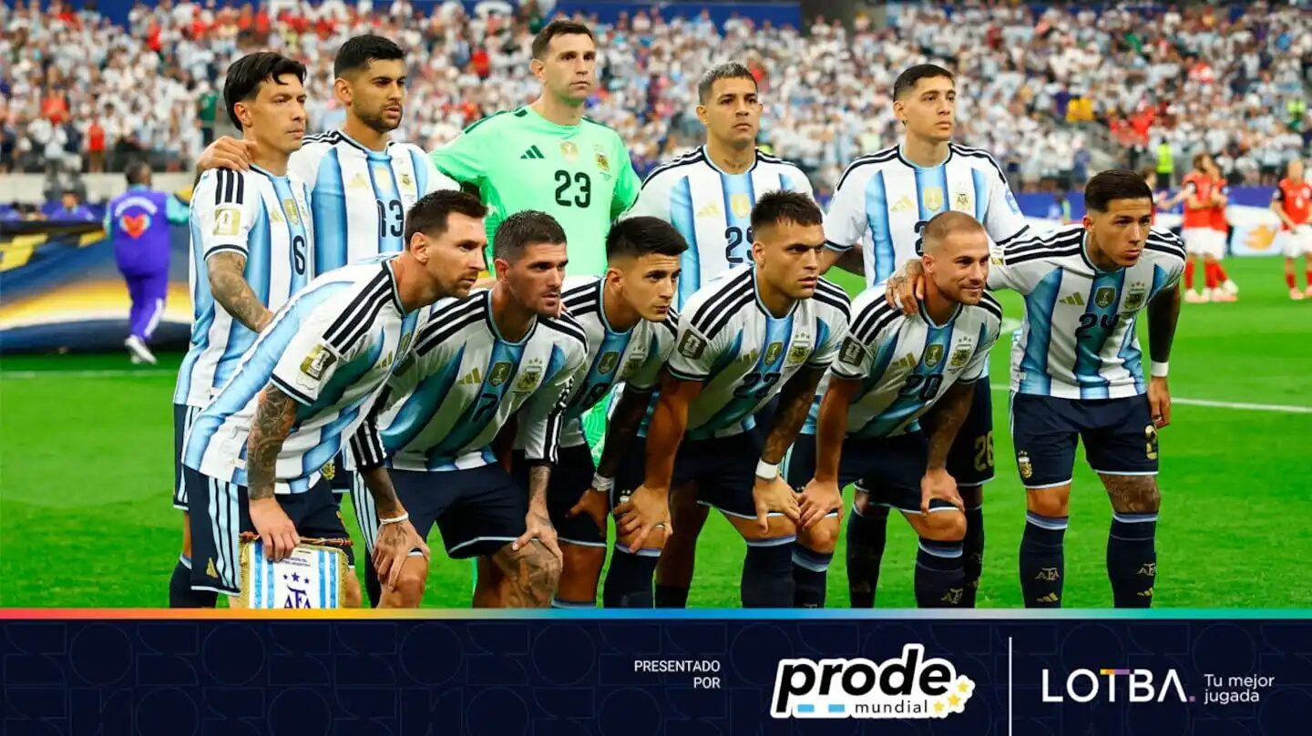 Selección argentina de fútbol posando antes del partido en el Mundial 2026